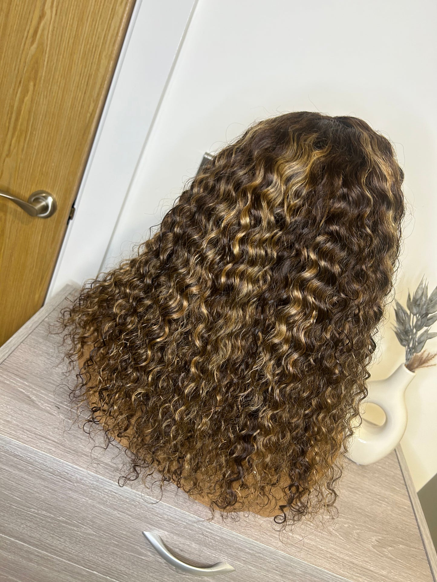 Luxury Curly highlight wig. 5x5 transparent lace frontal, 250g. 100% virgin human hair